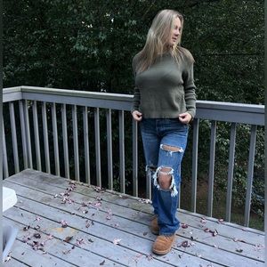 Cute green sweater! Perfect for fall. It is a size medium.